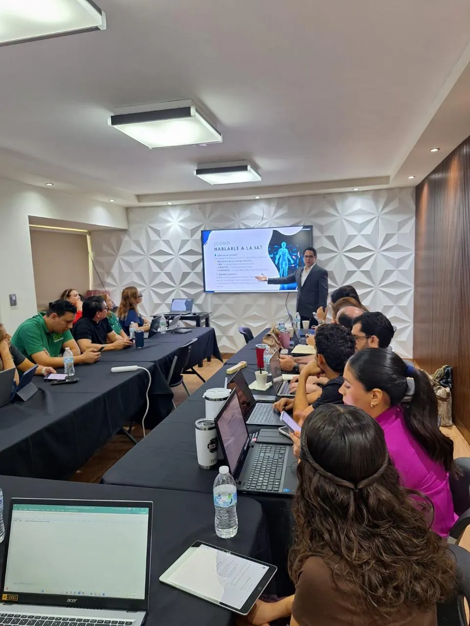 Raúl Monroy impartiendo una sesión de inteligencia artificial para negocios