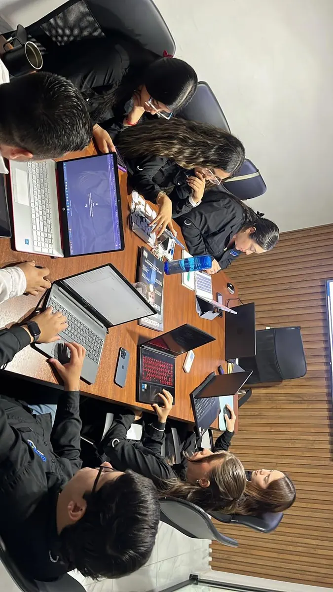 Equipo trabajando con herramientas digitales e inteligencia artificial